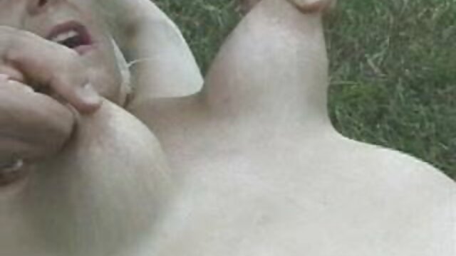 Giovane moglie mangiare marito, mentre seduto in migliori film hard italiani bagno