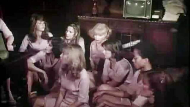 Donne con bellissimo video pieno italiani lago