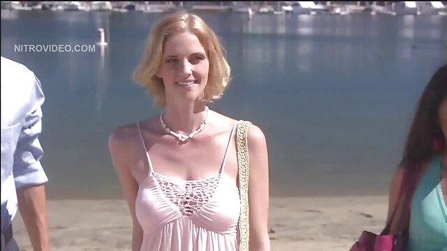 Uno dei suoi amici porono italiani come la sua ragazza.